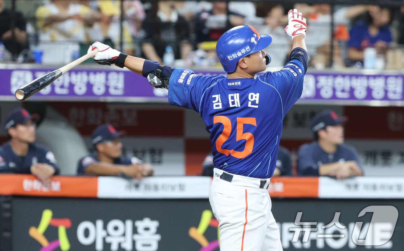 (대전=뉴스1) 김기태 기자 = 29일 대전 한화생명볼파크에서 열린 2026 신한 SOL KBO리그 롯데 자이언츠와 한화 이글스의 경기에서 4회말 2사 상황 한화 김태연이 동점 솔 …