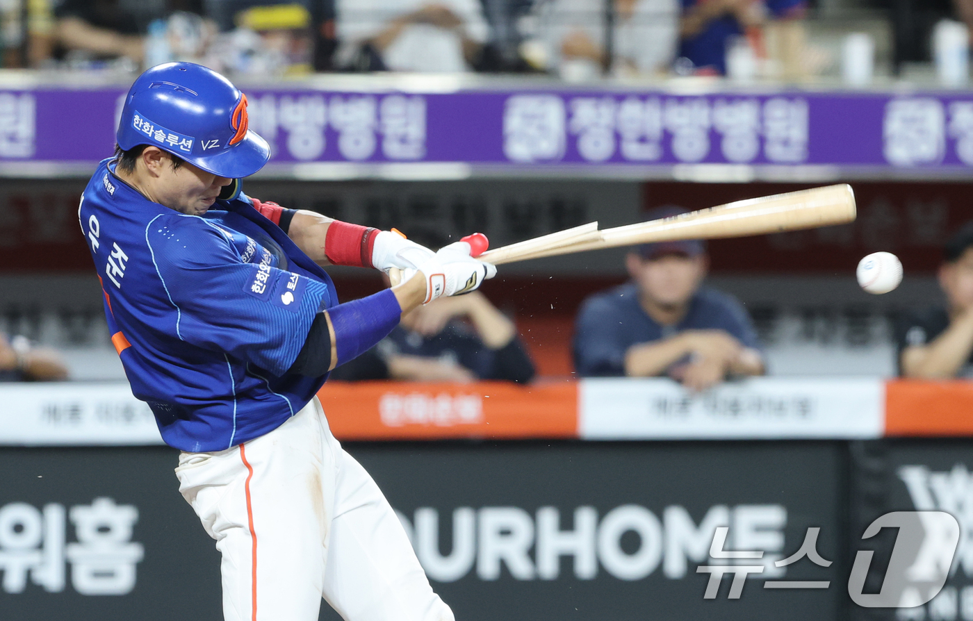 (대전=뉴스1) 김기태 기자 = 29일 대전 한화생명볼파크에서 열린 2026 신한 SOL KBO리그 롯데 자이언츠와 한화 이글스의 경기에서 6회말 1사 3루 상황 한화 심우준이 역 …