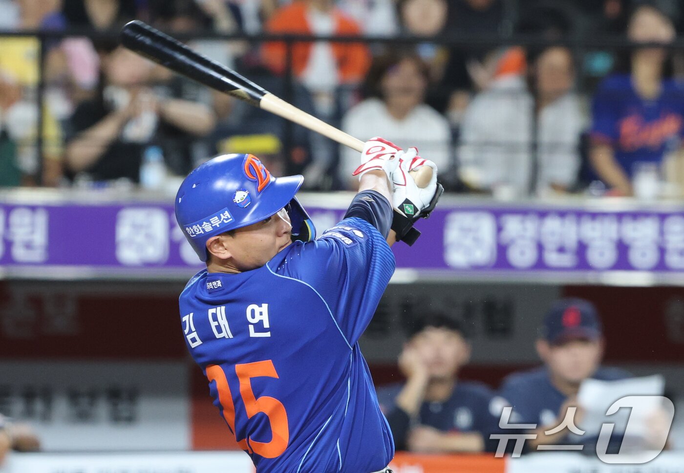 본문 이미지 - 29일 대전 한화생명볼파크에서 열린 2026 신한 SOL KBO리그 롯데 자이언츠와 한화 이글스의 경기에서 6회말 무사 상황 한화 김태연이 2루타를 치고 있다. 2026.7.29 ⓒ 뉴스1 김기태 기자