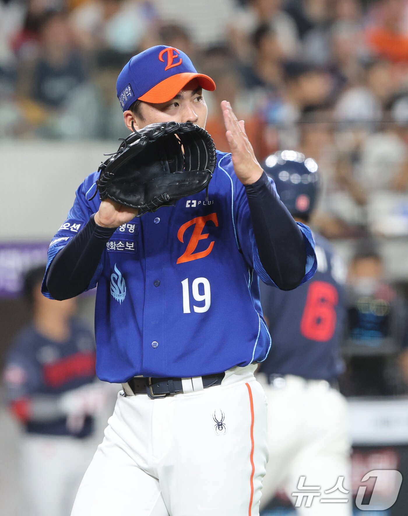 본문 이미지 - 29일 대전 한화생명볼파크에서 열린 2026 신한 SOL KBO리그 롯데 자이언츠와 한화 이글스의 경기에서 한화 선발 왕옌청이 7회초 실점 위기를 막고 동료 선수들을 격려하고 있다. 2026.7.29 ⓒ 뉴스1 김기태 기자