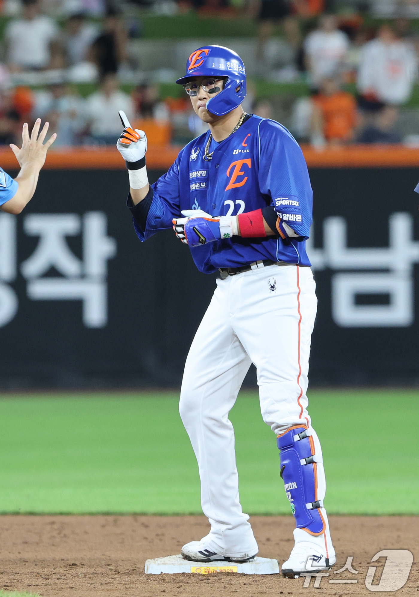 (대전=뉴스1) 김기태 기자 = 29일 대전 한화생명볼파크에서 열린 2026 신한 SOL KBO리그 롯데 자이언츠와 한화 이글스의 경기에서 7회말 1사 상황 한화 채은성이 2루타를 …