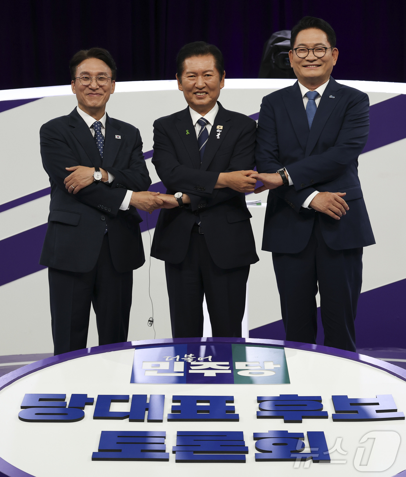 (서울=뉴스1) 국회사진기자단 = 김민석(왼쪽부터), 정청래, 송영길 더불어민주당 당대표 후보자들이 29일 서울 마포구 MBC에서 열린 방송토론회에서 기념 촬영을 하고 있다. 20 …