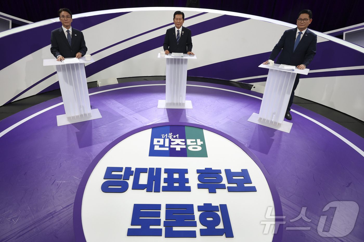 (서울=뉴스1) 국회사진기자단 = 김민석(왼쪽부터), 정청래, 송영길 더불어민주당 당대표 후보자들이 29일 서울 마포구 MBC에서 열린 방송토론회에 자리하고 있다. 2026.7.2 …