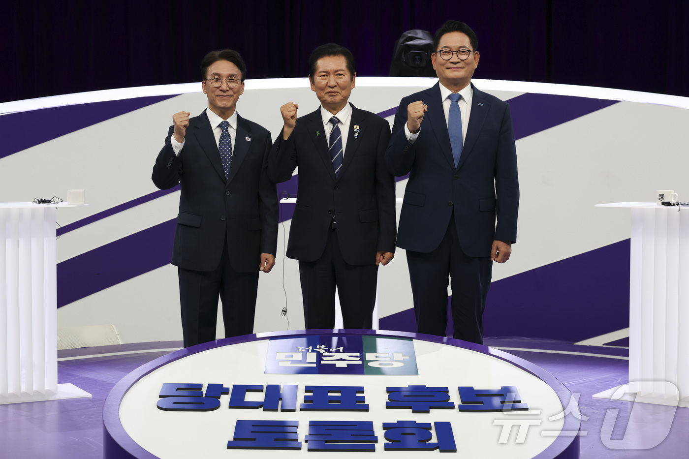 (서울=뉴스1) 국회사진기자단 = 김민석(왼쪽부터), 정청래, 송영길 더불어민주당 당대표 후보자들이 29일 서울 마포구 MBC에서 열린 방송토론회에서 기념 촬영을 하고 있다. 20 …