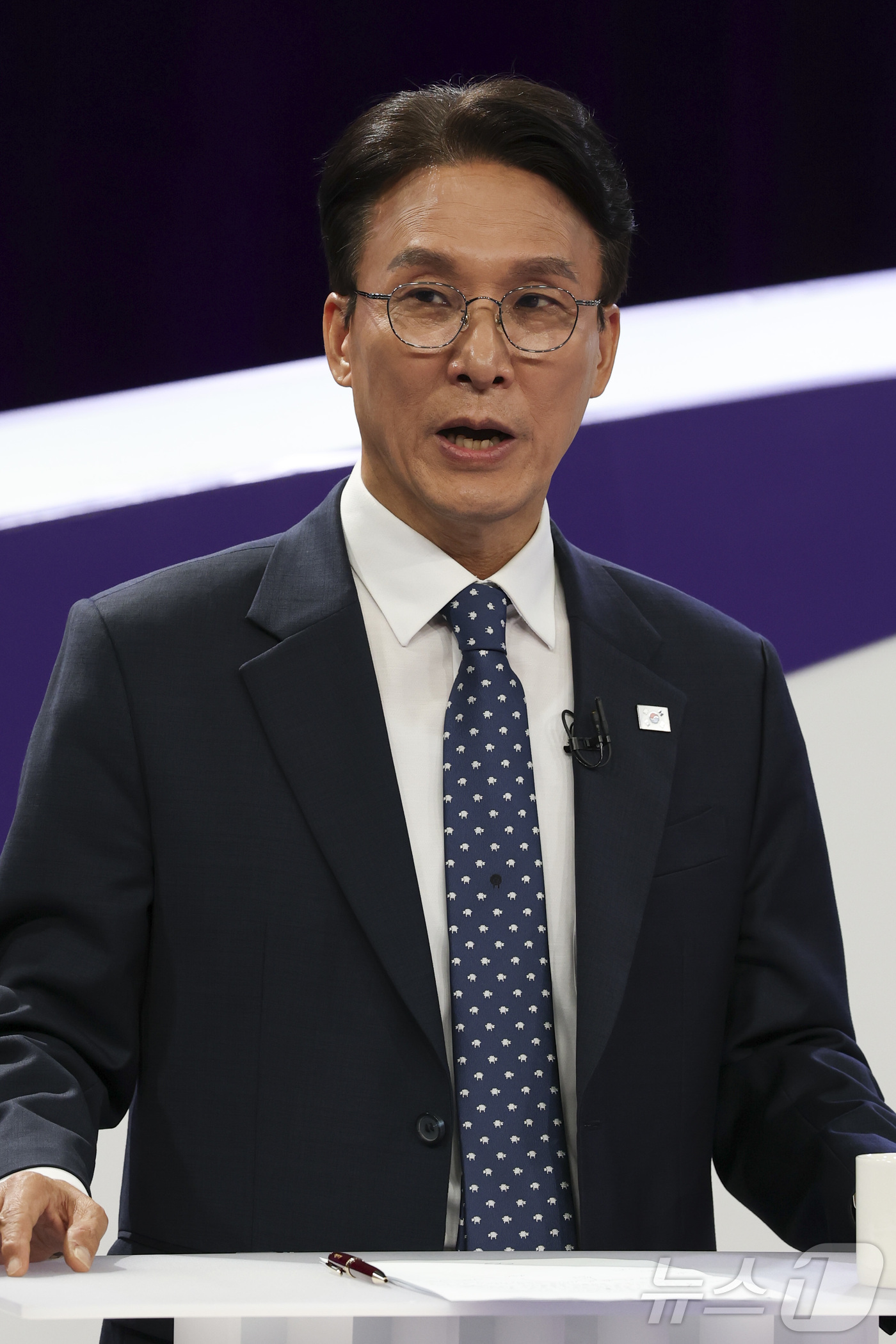 (서울=뉴스1) 국회사진기자단 = 김민석 더불어민주당 당대표 후보자가 29일 서울 마포구 MBC에서 열린 방송토론회에 자리하고 있다. 2026.7.29/뉴스1
