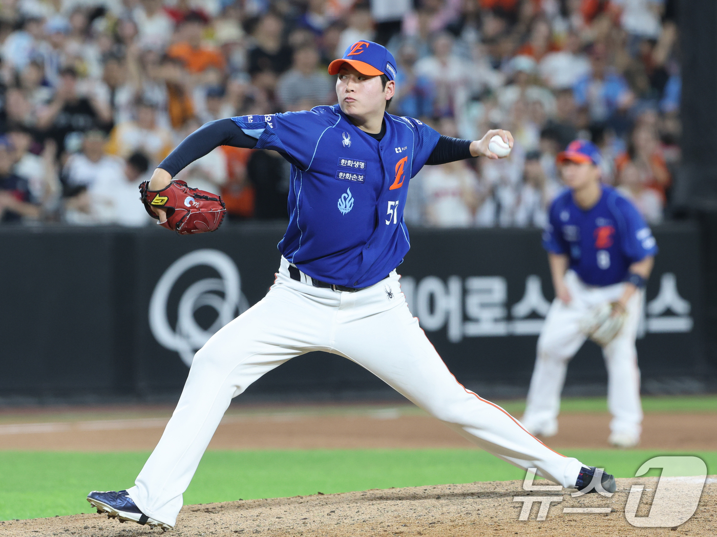 (대전=뉴스1) 김기태 기자 = 29일 대전 한화생명볼파크에서 열린 2026 신한 SOL KBO리그 롯데 자이언츠와 한화 이글스의 경기에서 8회초 교체 투입된 한화 조동욱이 역투하 …