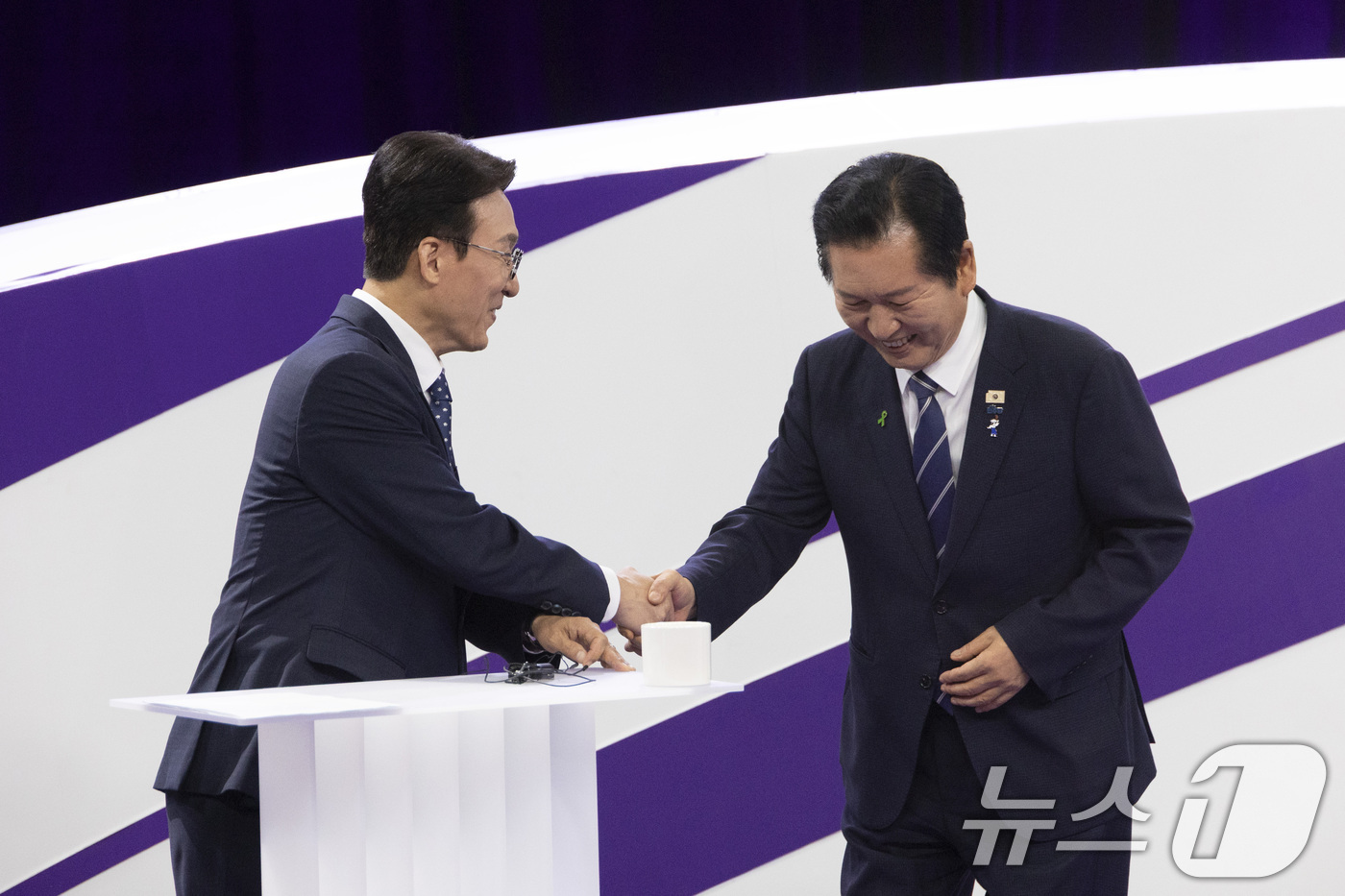 (서울=뉴스1) 국회사진기자단 = 더불어민주당 당권 주자인 김민석(왼쪽), 정청래 의원이 29일 오후 서울 마포구 MBC에서 TV토론회 시작 전 악수를 나누고 있다.  2026.7 …