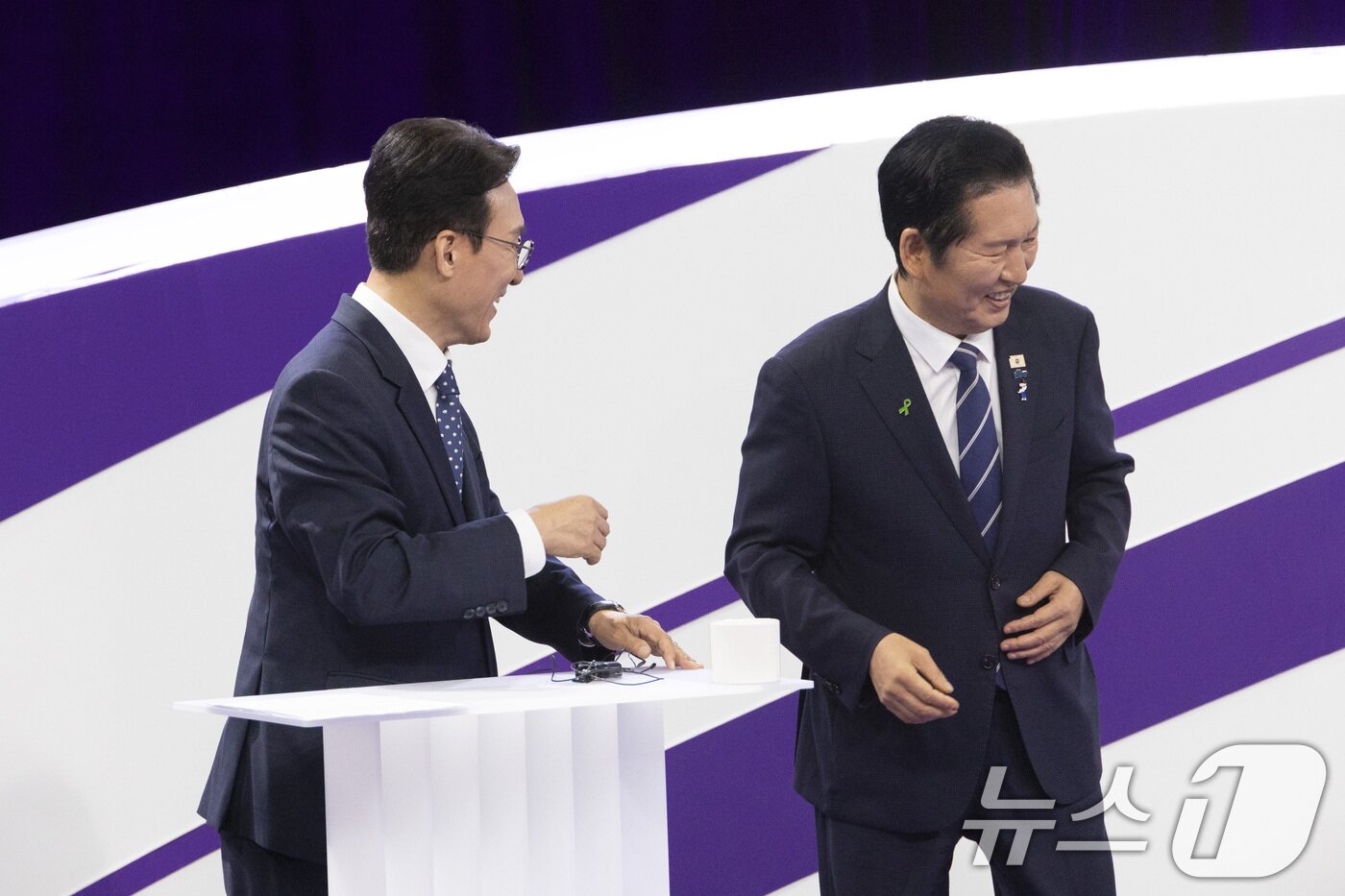 본문 이미지 - 더불어민주당 당권 주자인 김민석, 정청래 의원이 29일 오후 서울 마포구 MBC에서 TV토론회 시작 전 악수를 나눈 후 자리로 이동하고 있다. 2026.7.29 ⓒ 뉴스1 국회사진기자단