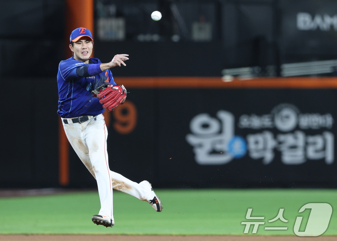 (대전=뉴스1) 김기태 기자 = 29일 대전 한화생명볼파크에서 열린 2026 신한 SOL KBO리그 롯데 자이언츠와 한화 이글스의 경기에서 8회초 2사  1루 상황 롯데 나승엽의 …
