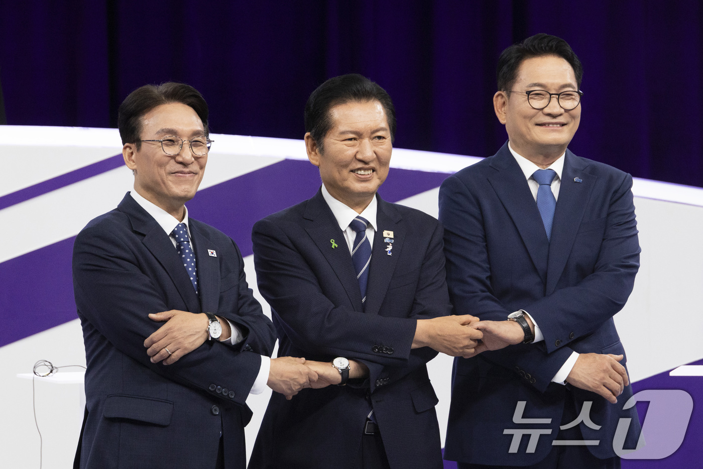 (서울=뉴스1) 국회사진기자단 = 더불어민주당 당권 주자인 김민석(왼쪽부터), 정청래, 송영길 의원이 29일 오후 서울 마포구 MBC에서 TV토론회에서 기념 촬영을 하고 있다. 2 …