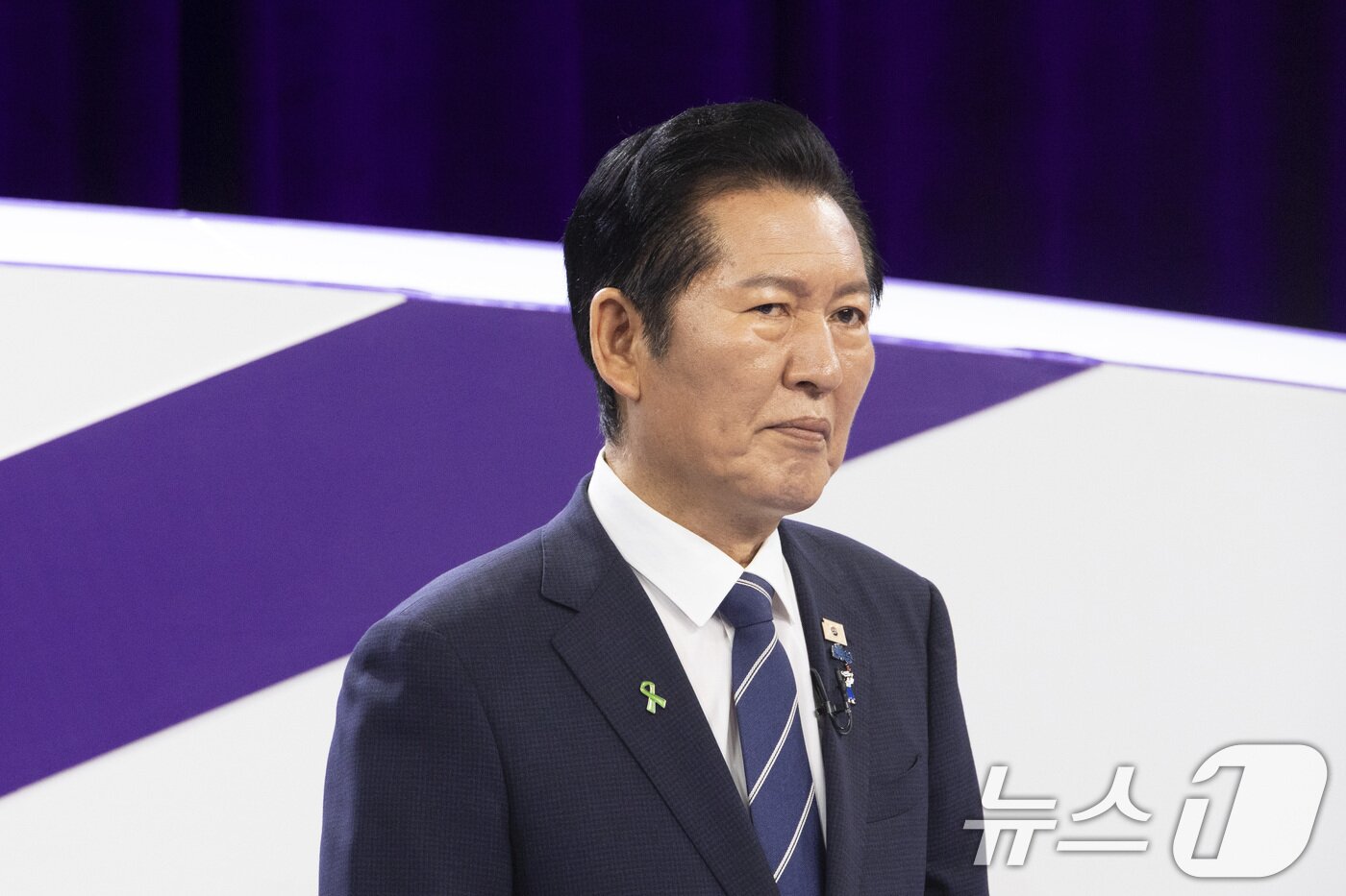 본문 이미지 - 더불어민주당 당권 주자인 정청래 의원이 29일 오후 서울 마포구 MBC에서 TV토론회 시작 전 토론 준비를 하고 있다. 2026.7.29 ⓒ 뉴스1 국회사진기자단