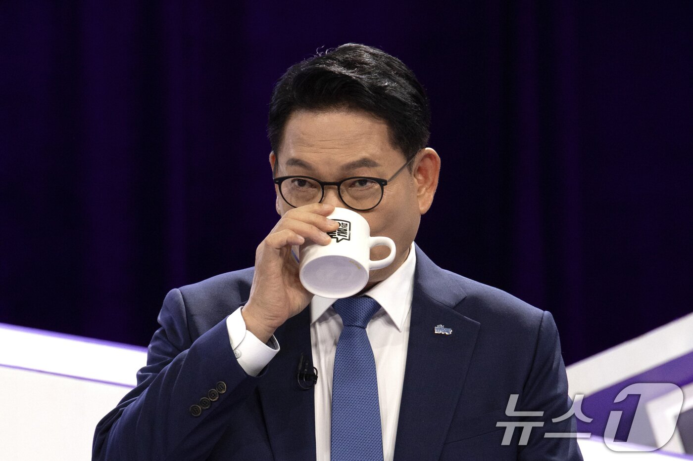 본문 이미지 - 더불어민주당 당권 주자인 송영길 의원이 29일 오후 서울 마포구 MBC에서 TV토론회 시작 전 토론 준비를 하고 있다. 2026.7.29 ⓒ 뉴스1 국회사진기자단