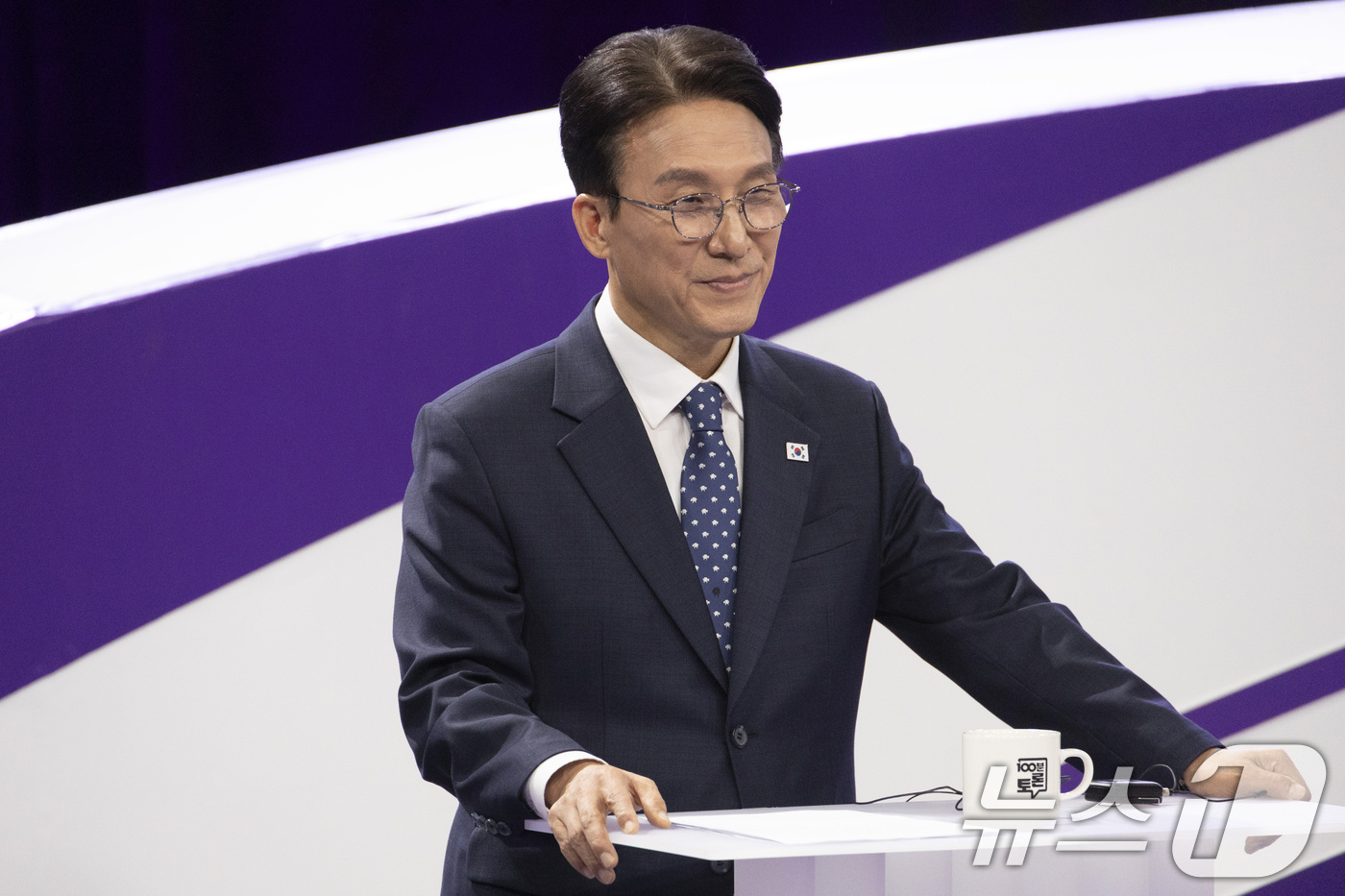 (서울=뉴스1) 국회사진기자단 = 더불어민주당 당권 주자인 김민석 의원이 29일 오후 서울 마포구 MBC에서 TV토론회 시작 전 토론 준비를 하고 있다. 2026.7.29/뉴스1