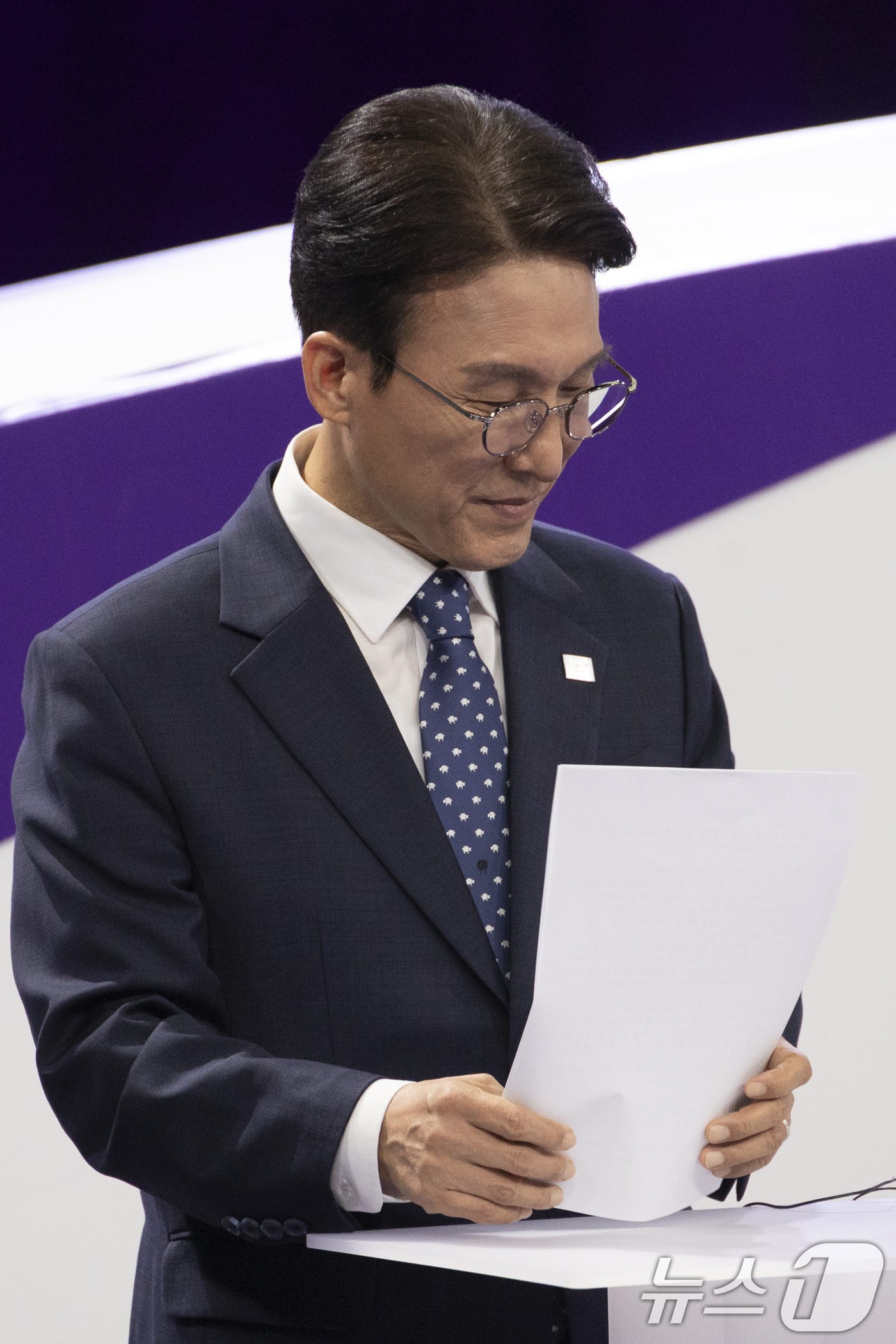 (서울=뉴스1) 국회사진기자단 = 더불어민주당 당권 주자인 김민석 의원이 29일 오후 서울 마포구 MBC에서 TV토론회 시작 전 토론 준비를 하고 있다. 2026.7.29/뉴스1
