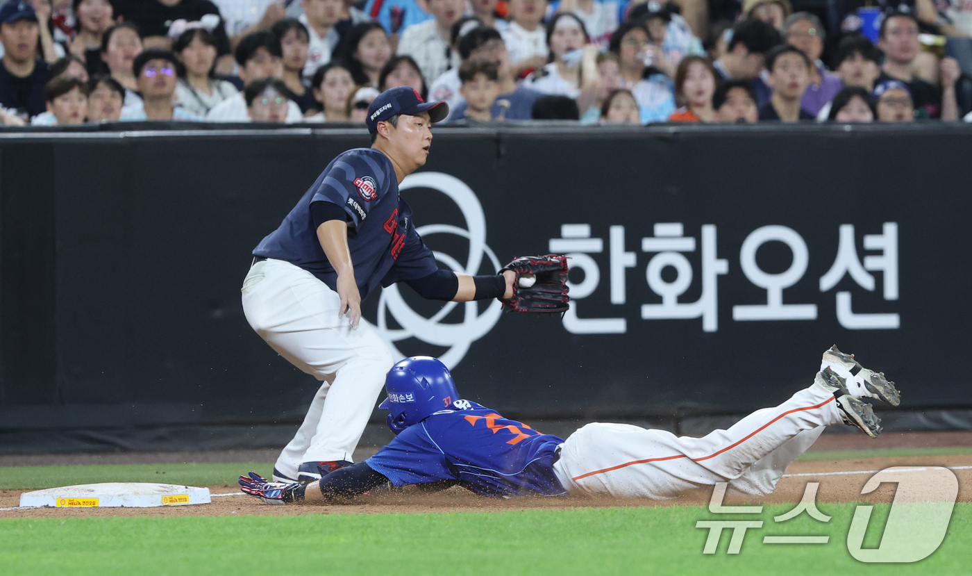 (대전=뉴스1) 김기태 기자 = 29일 대전 한화생명볼파크에서 열린 2026 신한 SOL KBO리그 롯데 자이언츠와 한화 이글스의 경기에서 8회말 1사 2루 상황 한화 문현빈의 내 …