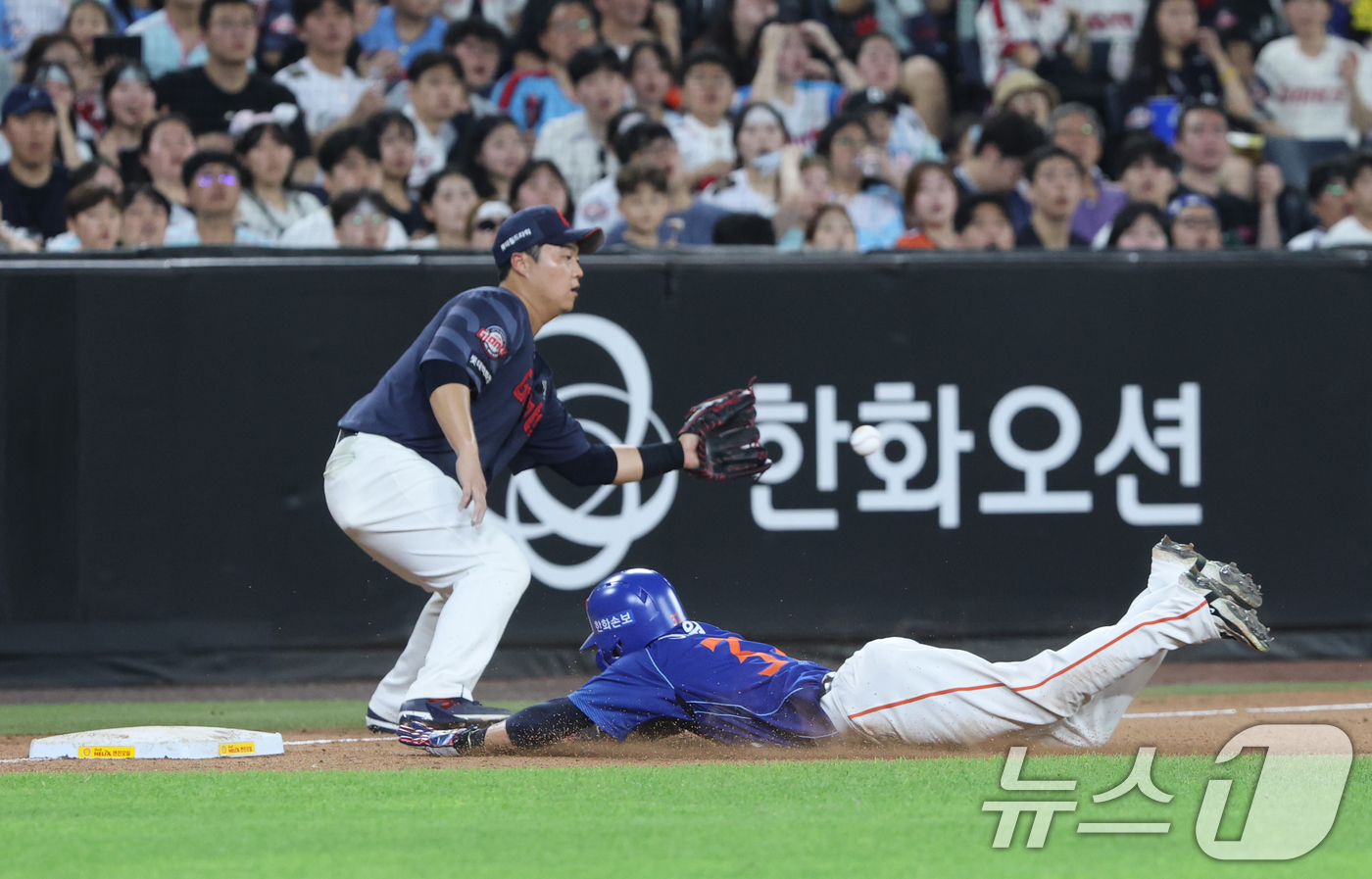 (대전=뉴스1) 김기태 기자 = 29일 대전 한화생명볼파크에서 열린 2026 신한 SOL KBO리그 롯데 자이언츠와 한화 이글스의 경기에서 8회말 1사 2루 상황 한화 문현빈의 내 …