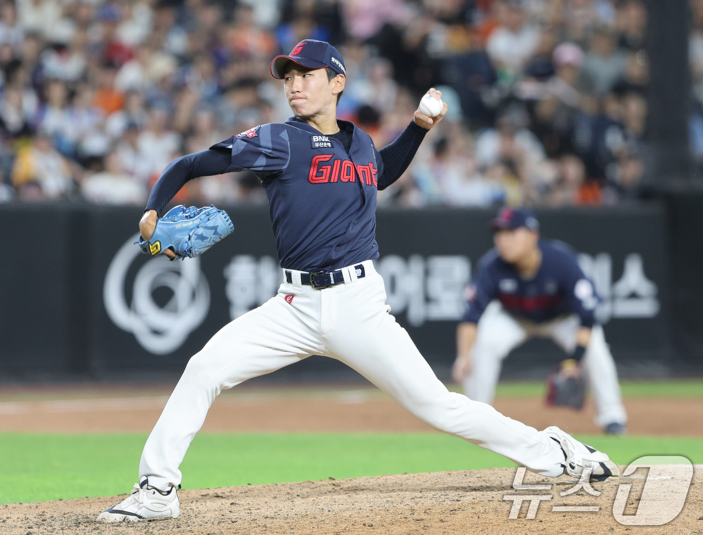 (대전=뉴스1) 김기태 기자 = 29일 대전 한화생명볼파크에서 열린 2026 신한 SOL KBO리그 롯데 자이언츠와 한화 이글스의 경기에서 교체 투입된 롯데 이영재가 역투하고 있다 …