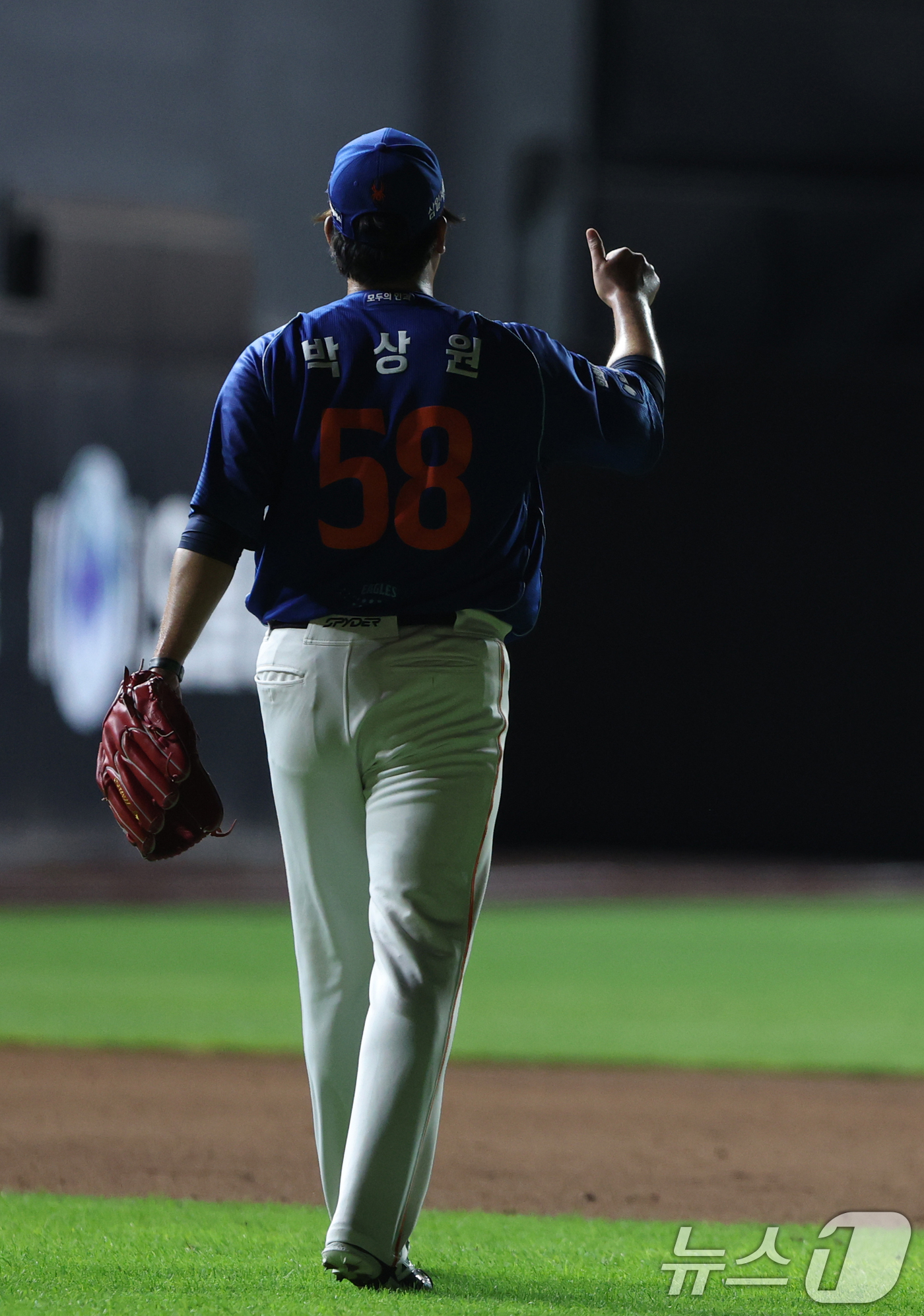 (대전=뉴스1) 김기태 기자 = 29일 대전 한화생명볼파크에서 열린 2026 신한 SOL KBO리그 롯데 자이언츠와 한화 이글스의 경기한화 투수 박상원이 좌익수 문현빈의 호수비로 …
