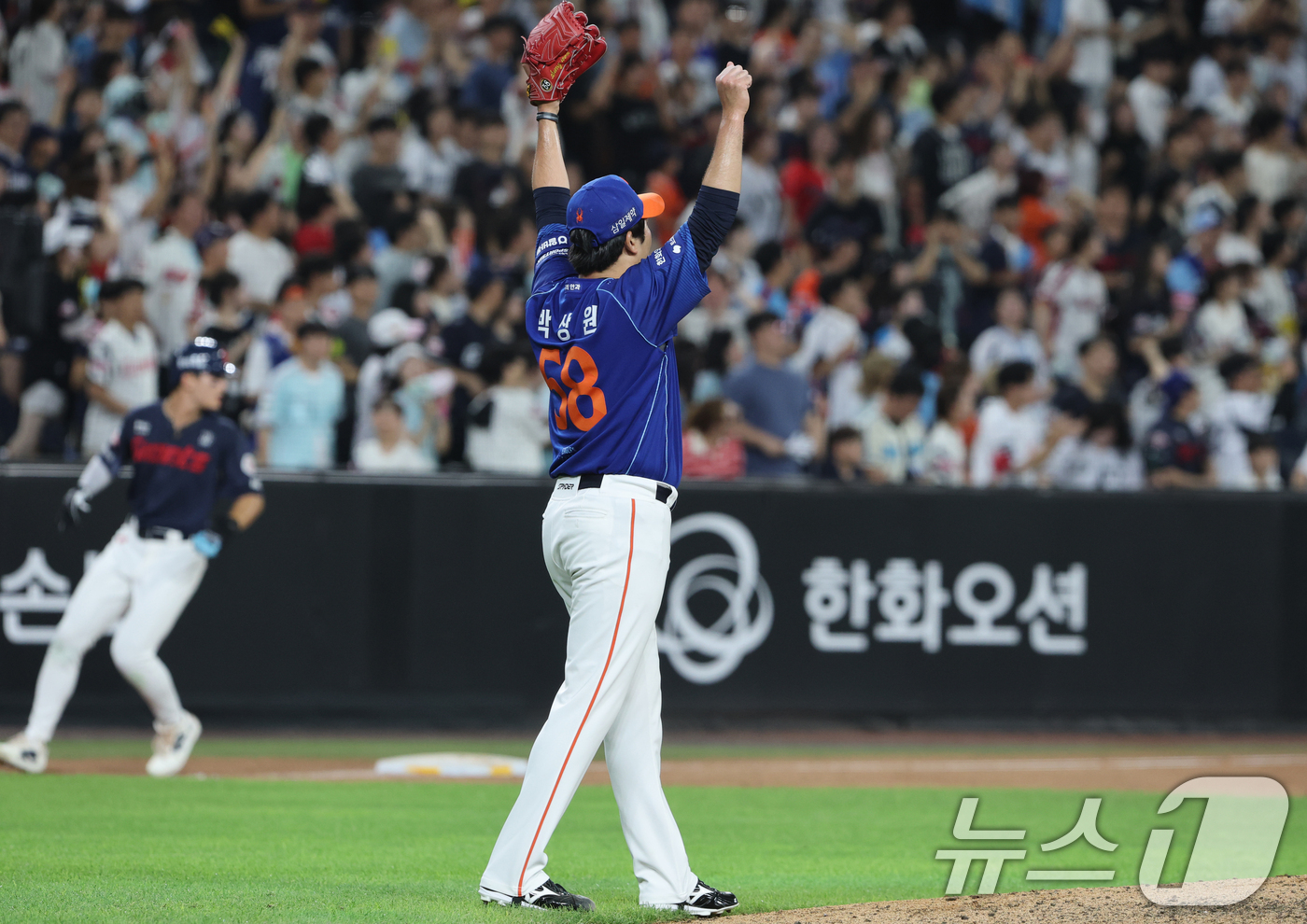 (대전=뉴스1) 김기태 기자 = 29일 대전 한화생명볼파크에서 열린 2026 신한 SOL KBO리그 롯데 자이언츠와 한화 이글스의 경기한화 투수 박상원이 좌익수 문현빈의 호수비로 …