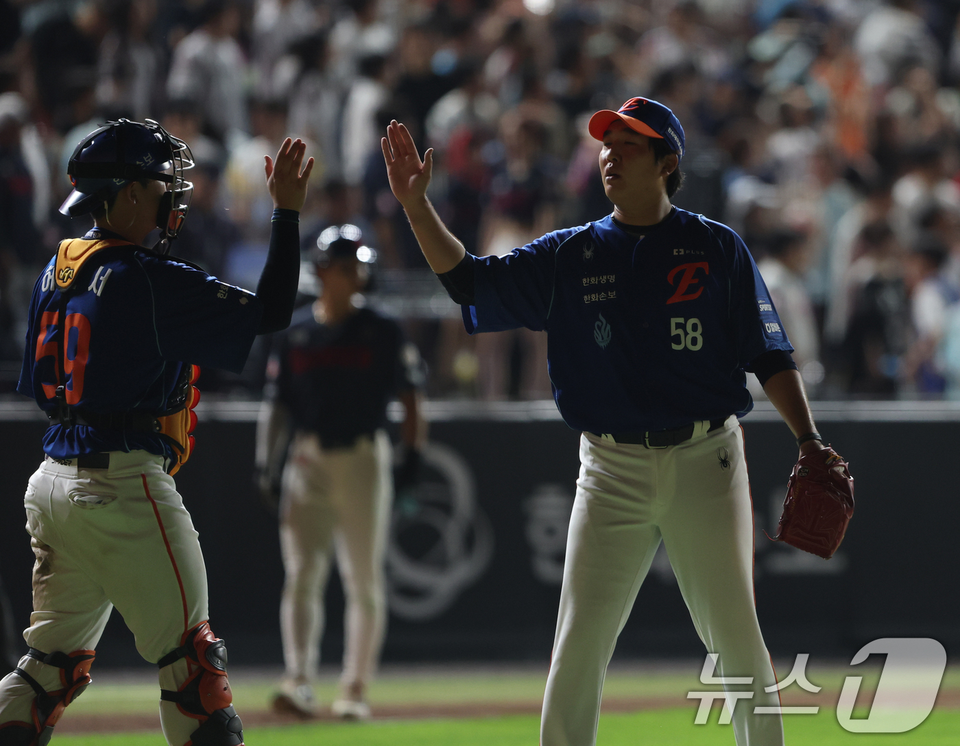 (대전=뉴스1) 김기태 기자 = 29일 대전 한화생명볼파크에서 열린 2026 신한 SOL KBO리그 롯데 자이언츠와 한화 이글스의 경기에서 승리한 한화 투수 박상원이  포수 허인서 …