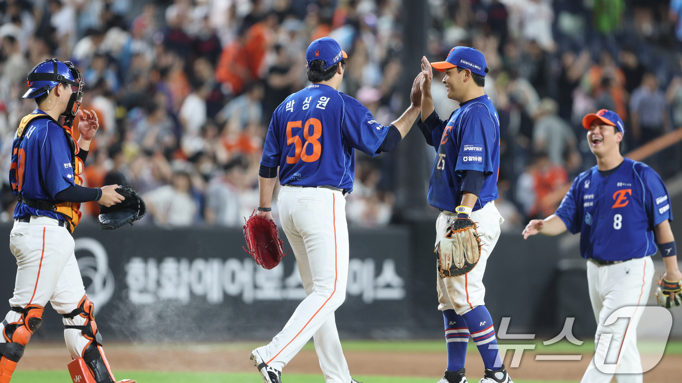 (대전=뉴스1) 김기태 기자 = 29일 대전 한화생명볼파크에서 열린 2026 신한 SOL KBO리그 롯데 자이언츠와 한화 이글스의 경기에서 한화 선수들이 기뻐하고 있다. 2026. …