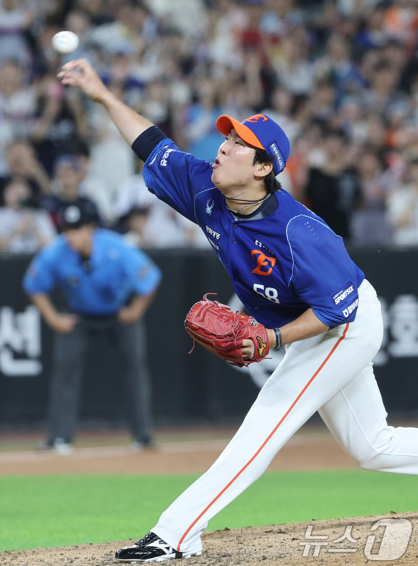(대전=뉴스1) 김기태 기자 = 29일 대전 한화생명볼파크에서 열린 2026 신한 SOL KBO리그 롯데 자이언츠와 한화 이글스의 경기에서 교체 투입된 한화 박상원이 역투하고 있다 …