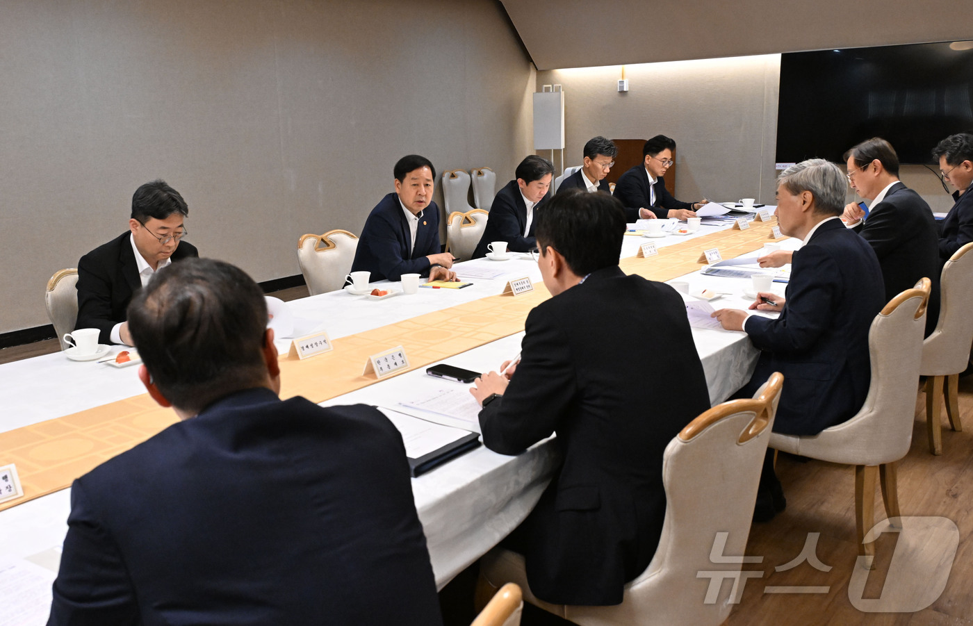 (서울=뉴스1) = 구윤철 부총리 겸 재정경제부 장관이 29일 서울 종로구 정부서울청사에서 열린 긴급 시장상황점검회의를 주재하고 있다. (재정경제부 제공. 재판매 및 DB 금지) …