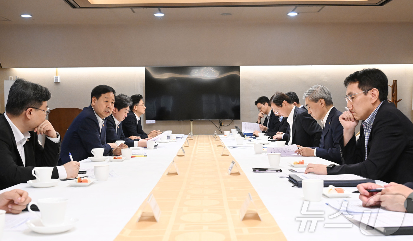 (서울=뉴스1) = 구윤철 부총리 겸 재정경제부 장관이 29일 서울 종로구 정부서울청사에서 열린 긴급 시장상황점검회의를 주재하고 있다. (재정경제부 제공. 재판매 및 DB 금지) …