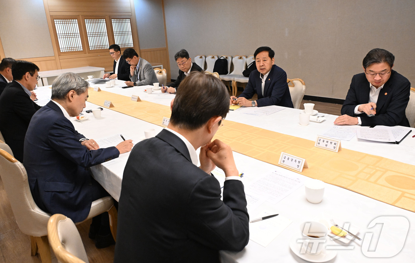 (서울=뉴스1) = 구윤철 부총리 겸 재정경제부 장관이 29일 서울 종로구 정부서울청사에서 열린 긴급 시장상황점검회의를 주재하고 있다. (재정경제부 제공. 재판매 및 DB 금지) …
