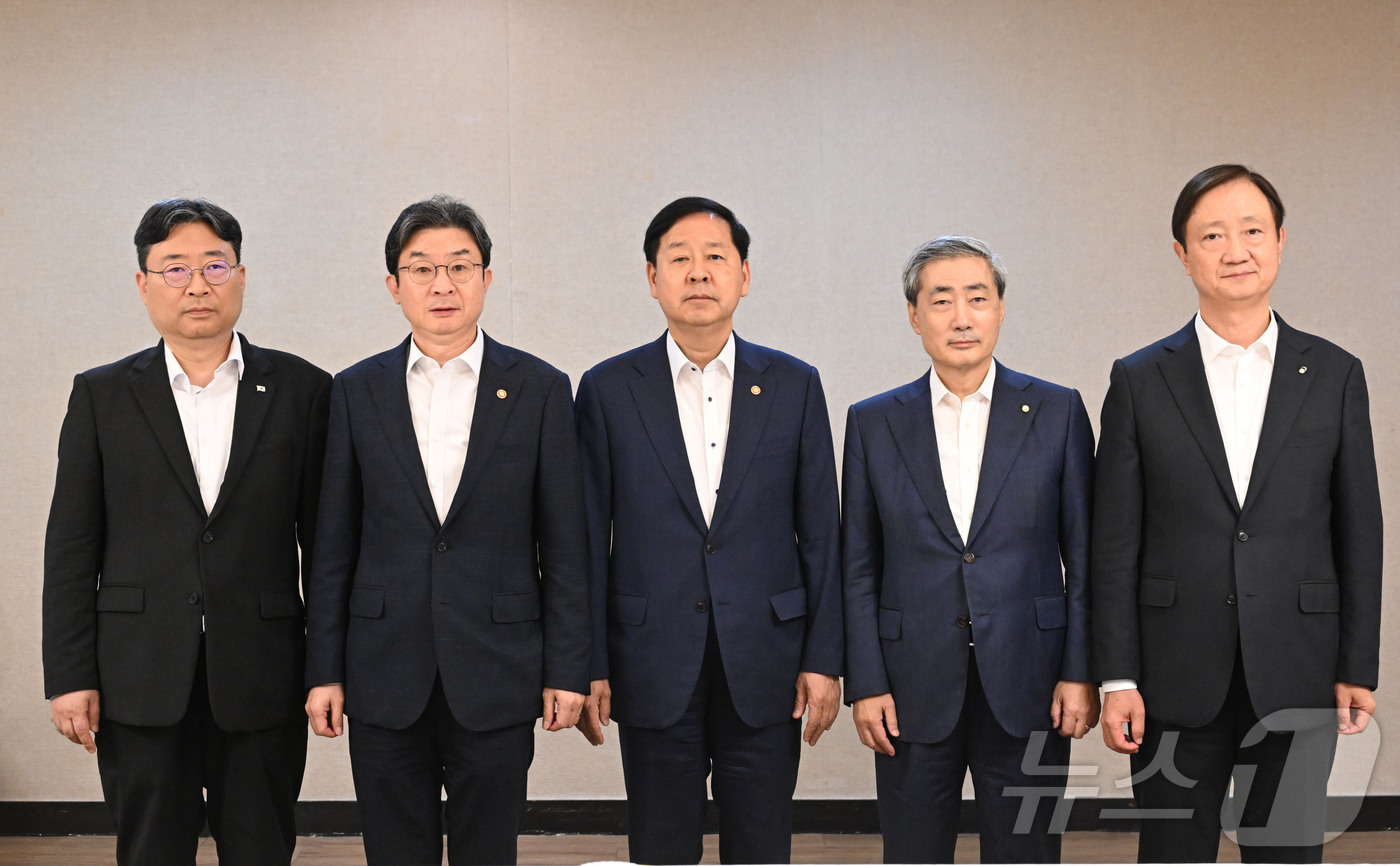 (서울=뉴스1) = 구윤철 부총리 겸 재정경제부 장관(가운데)이 29일 서울 종로구 정부서울청사에서 열린 긴급 시장상황점검회의에 앞서 하준경 청와대 경제성장수석(왼쪽부터), 이억원 …