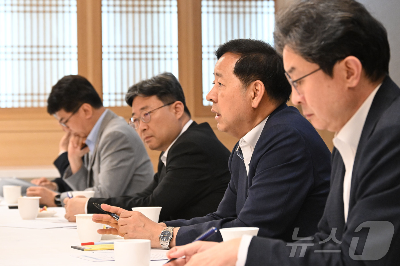 (서울=뉴스1) = 구윤철 부총리 겸 재정경제부 장관이 29일 서울 종로구 정부서울청사에서 열린 긴급 시장상황점검회의를 주재하고 있다. (재정경제부 제공. 재판매 및 DB 금지) …