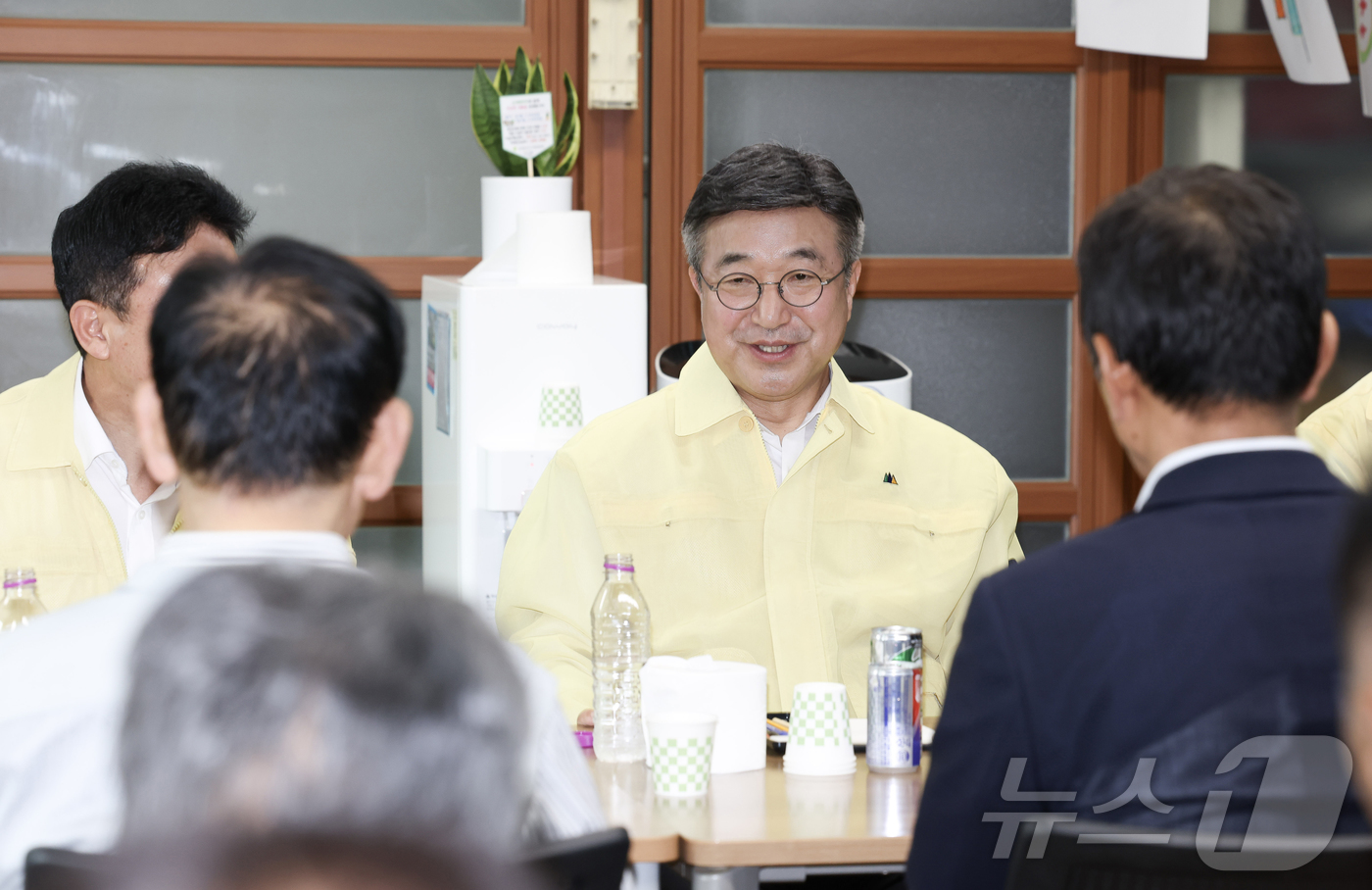 (서울=뉴스1) = 윤호중 행정안전부 장관이 29일 오후 경기도 가평군 조종면 행정복지센터에서 열린 햇빛소득마을 후보지 주민 간담회에 참석해 주민들과 의견을 나누고 있다. (행정안 …