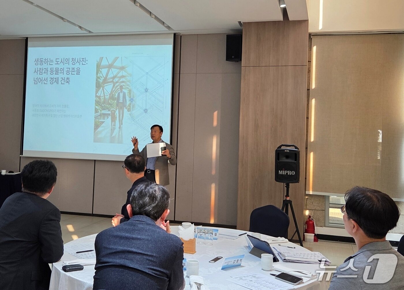 본문 이미지 - 박문구 삼정회계법인 전문가 6월 30일 서울대학교 교수회관에서 열린 '사람과 동물을 위한 정책 포럼'에서 강의를 하고 있다. ⓒ 뉴스1