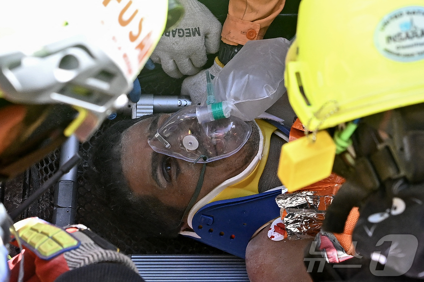 (카티아라마르 AFP=뉴스1) 윤다정 기자 = 베네수엘라 연속 강진의 생존자인 에르난 힐(43)이 2일(현지시간) 베네수일라 라과이라주 카티아 라 마르에서 구조돼 구급차로 옮겨지고 …