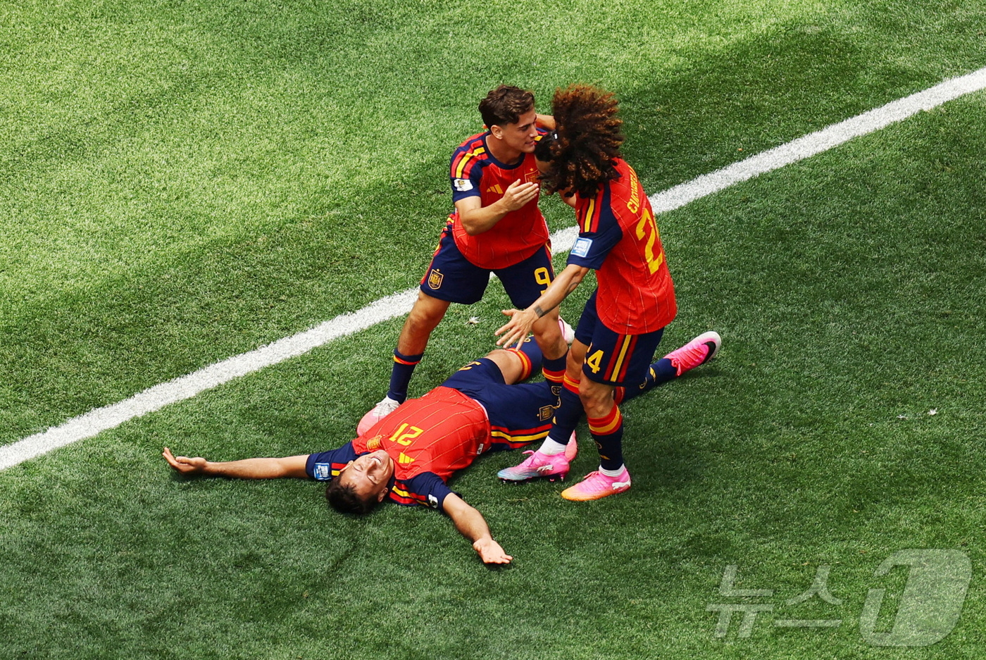 (로이터=뉴스1) 오대일 기자 = 스페인 남자 축구 대표팀 미켈 오야르사발이 3일(한국시간) 미국 로스앤젤레스(LA) 인근 잉글우드 LA 스타디움에서 열린 오스트리아와의 월드컵 3 …