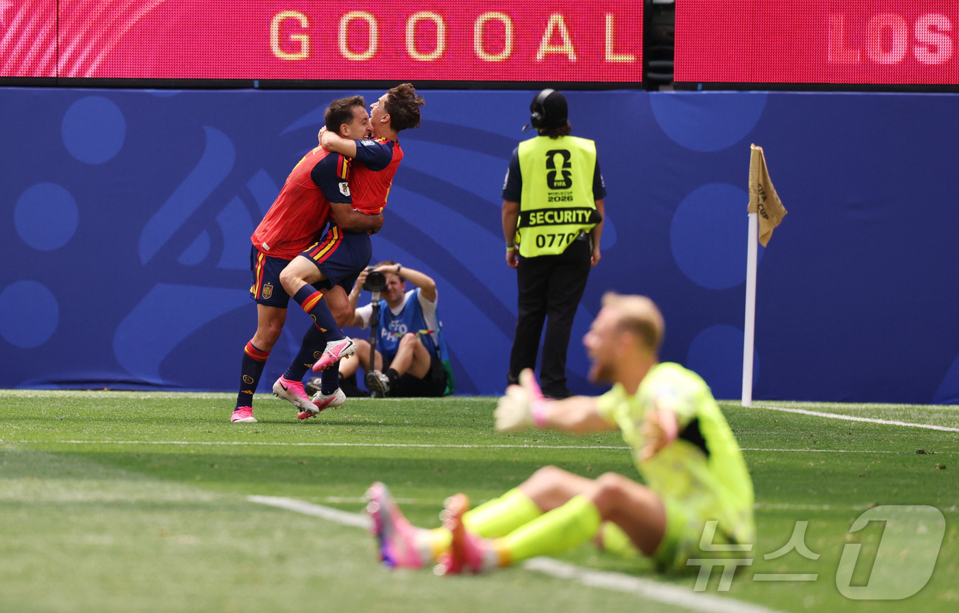 (로이터=뉴스1) 오대일 기자 = 스페인 남자 축구 대표팀 미켈 오야르사발이 3일(한국시간) 미국 로스앤젤레스(LA) 인근 잉글우드 LA 스타디움에서 열린 오스트리아와의 월드컵 3 …