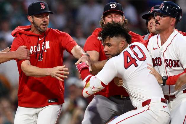 "Sit down, boy" 한마디에 벤치클리어링…MLB 무더기 출전정지 징계