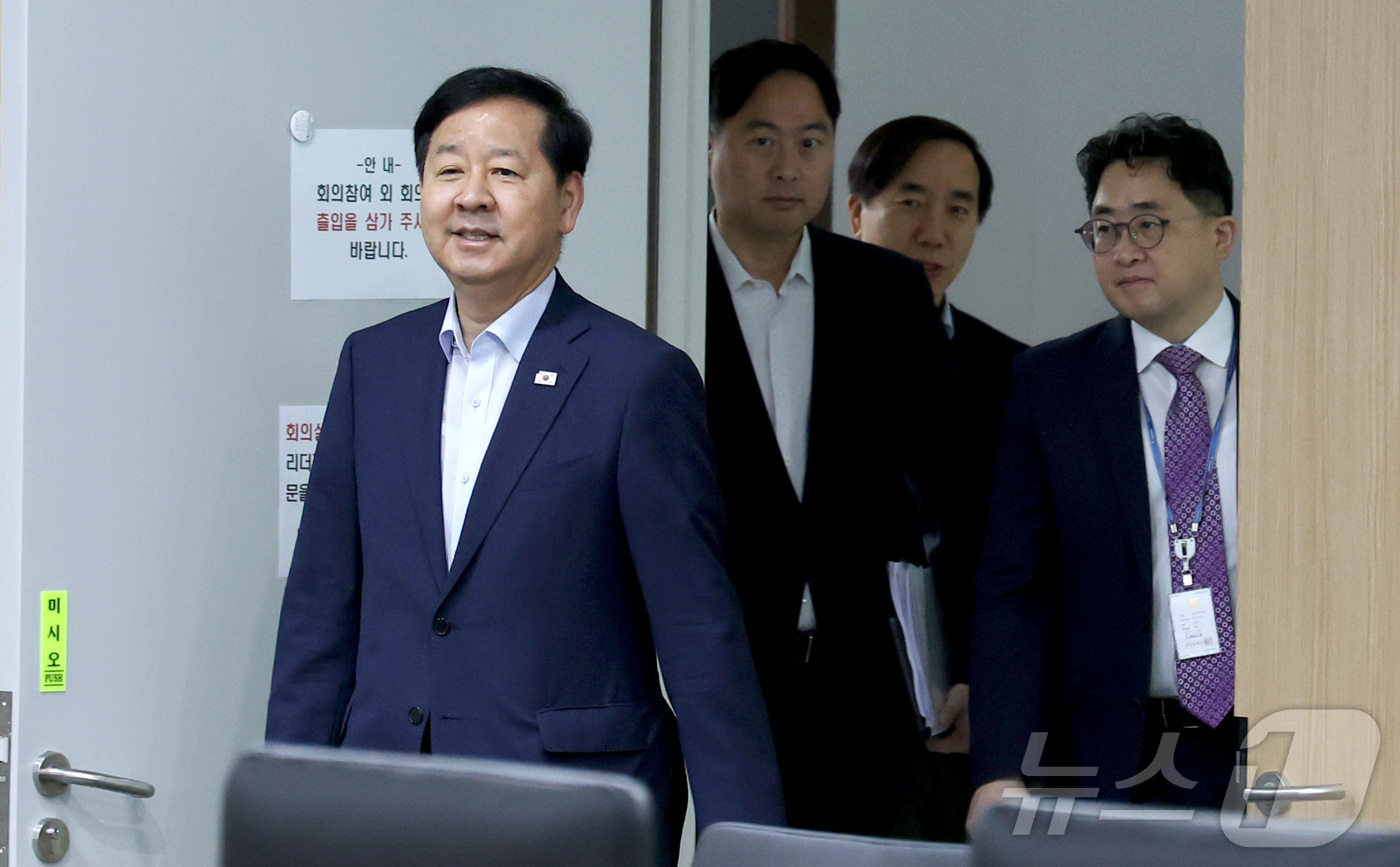 (세종=뉴스1) 김기남 기자 = 구윤철 부총리 겸 재정경제부 장관이 3일 세종시 정부세종청사에서 열린 비상경제본부 희의 겸 경제관계장관회의에 참석하고 있다. 2026.7.3/뉴스1 …