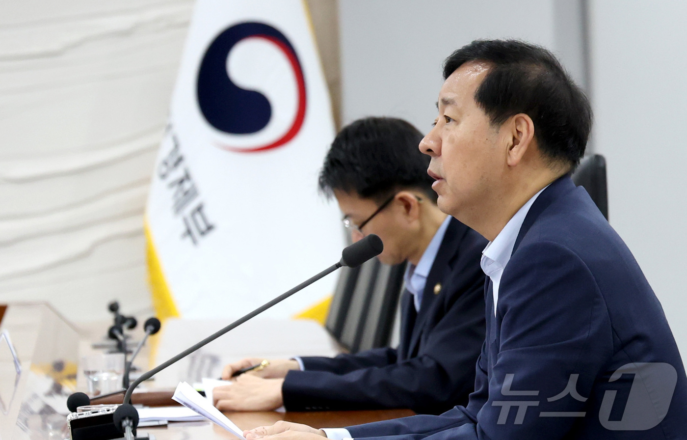 (세종=뉴스1) 김기남 기자 = 구윤철 부총리 겸 재정경제부 장관이 3일 세종시 정부세종청사에서 열린 비상경제본부 희의 겸 경제관계장관회의를 주재하며 발언하고 있다. 2026.7. …