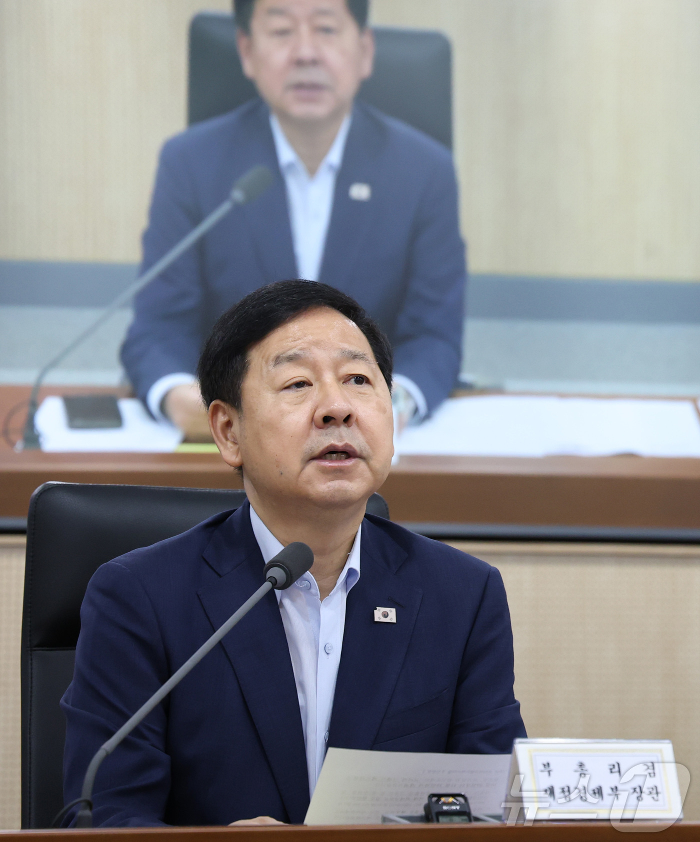 (세종=뉴스1) 김기남 기자 = 구윤철 부총리 겸 재정경제부 장관이 3일 세종시 정부세종청사에서 열린 비상경제본부 희의 겸 경제관계장관회의를 주재하며 발언하고 있다. 2026.7. …