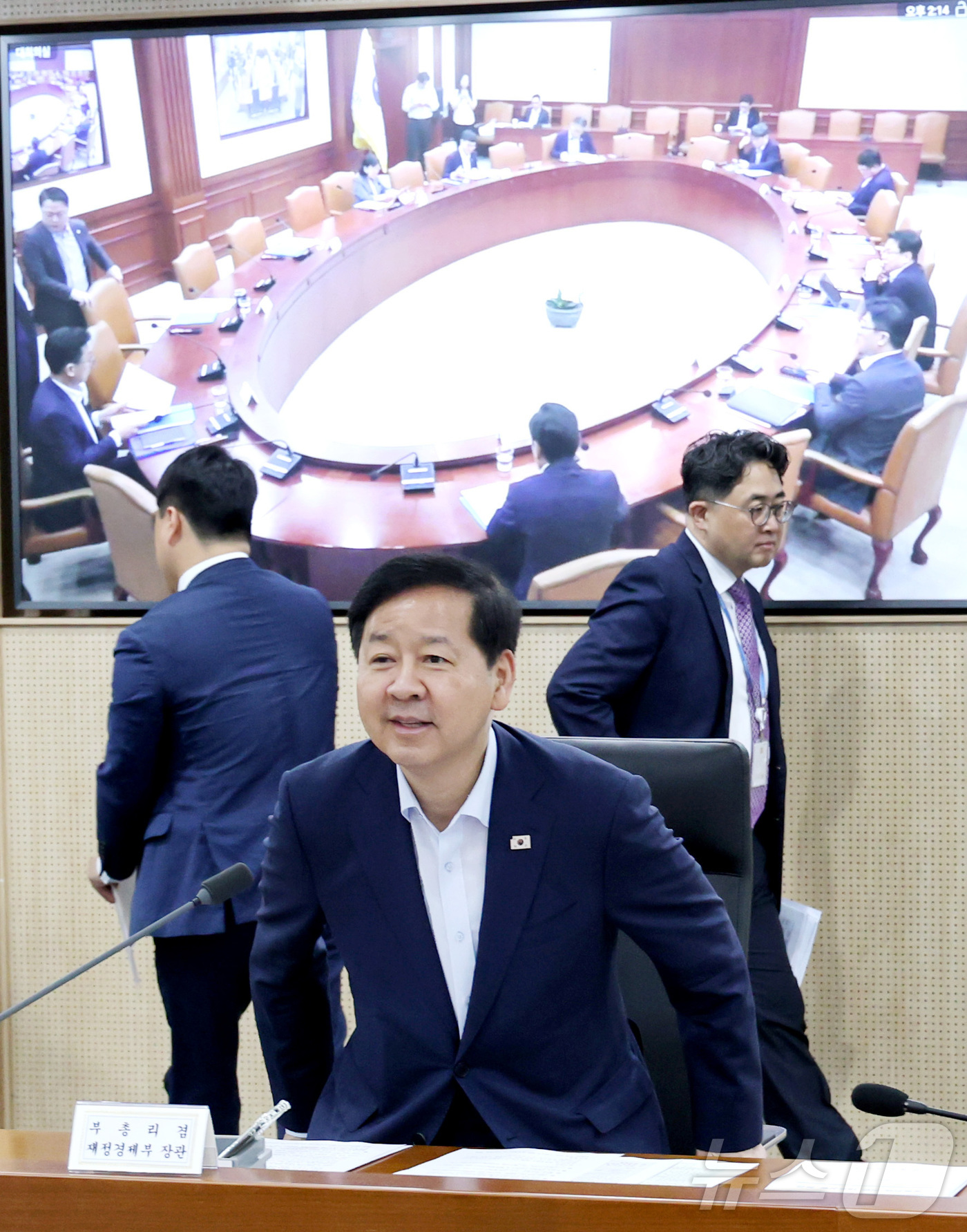 (세종=뉴스1) 김기남 기자 = 구윤철 부총리 겸 재정경제부 장관이 3일 세종시 정부세종청사에서 열린 비상경제본부 희의 겸 경제관계장관회의에 참석하고 있다. 2026.7.3/뉴스1 …