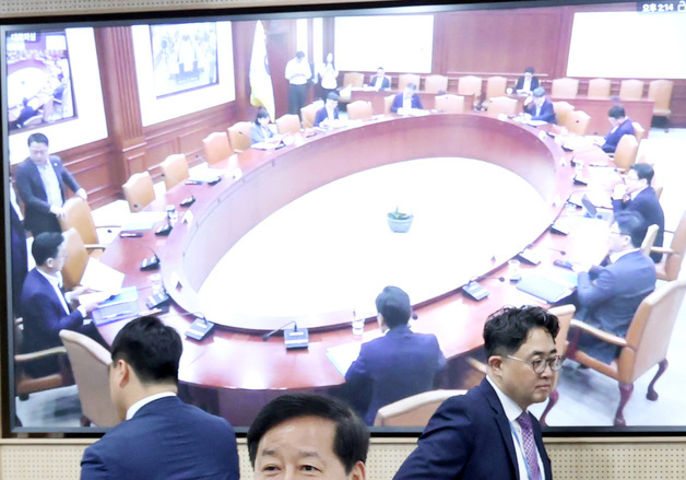비상경제본부 희의 겸 경제관계장관회의 참석하는 구윤철 부총리