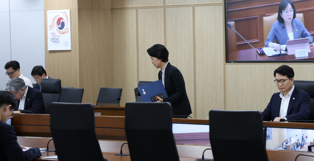 비상경제본부회의 겸 경제장관회의 참석하는 교육부 차관