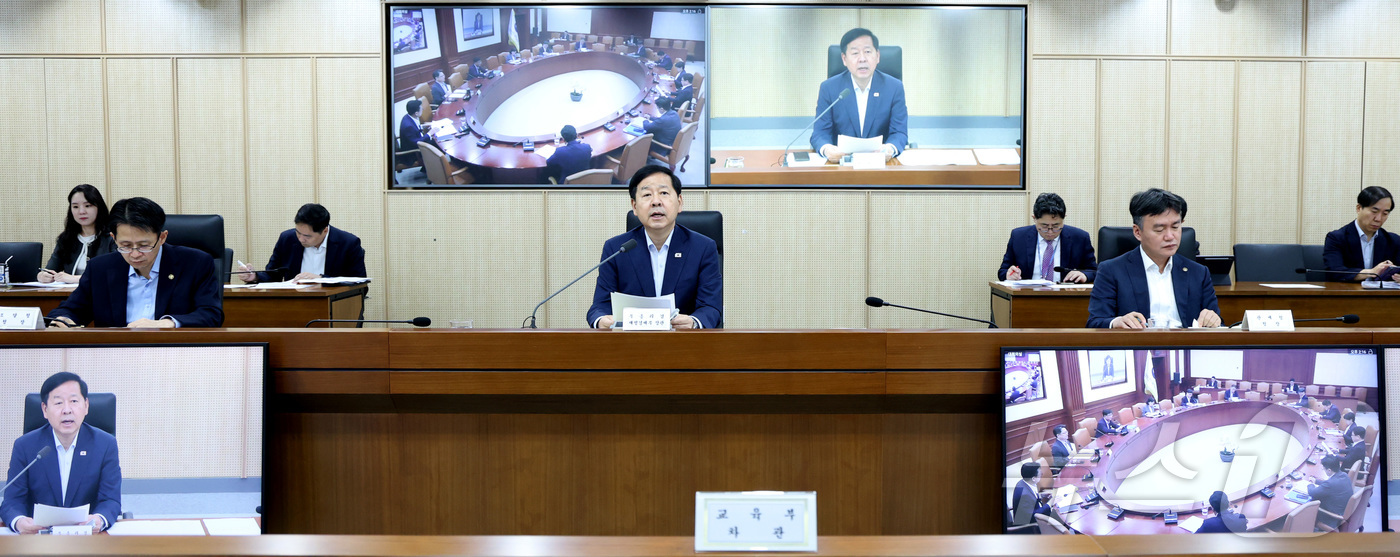 (세종=뉴스1) 김기남 기자 = 구윤철 부총리 겸 재정경제부 장관이 3일 세종시 정부세종청사에서 열린 비상경제본부 희의 겸 경제관계장관회의를 주재하며 발언하고 있다. 2026.7. …