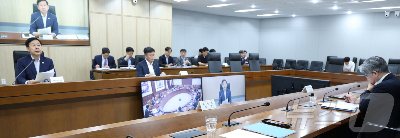 (세종=뉴스1) 김기남 기자 = 3일 세종시 정부세종청사에서 열린 비상경제본부희의 겸 경제관계장관회의에서 구윤철 부총리가 모두 발언을 하고 있다. 2026.7.3/뉴스1