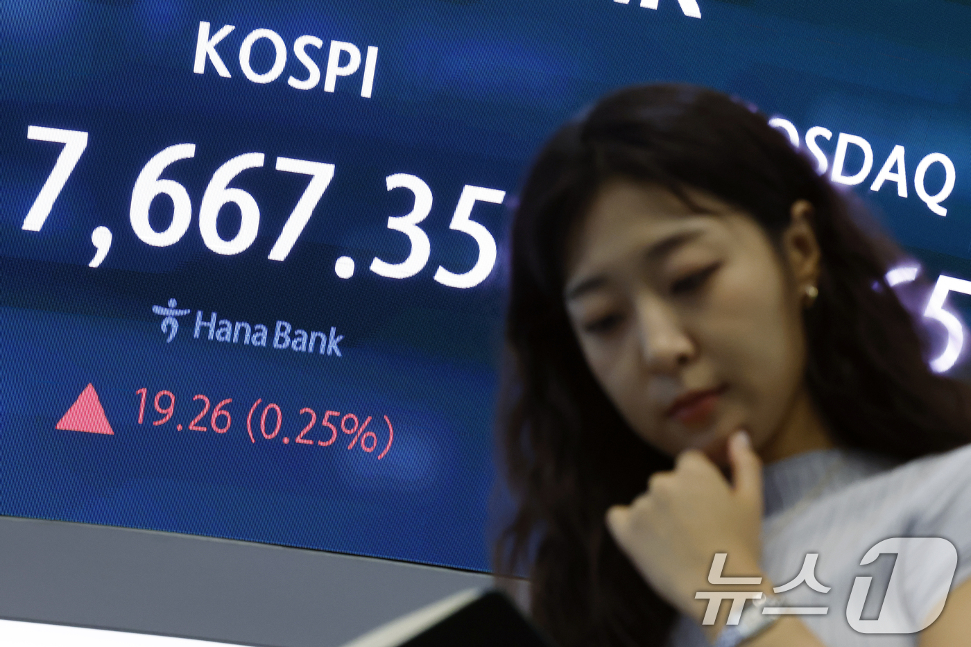 (서울=뉴스1) 박정호 기자 = 3일 오전 서울 중구 하나은행 본점 딜링룸 전광판에 코스피 등 시황이 표시되고 있다.이날 코스피는 전 거래일 대비 91.66p(1.20%) 오른 7 …