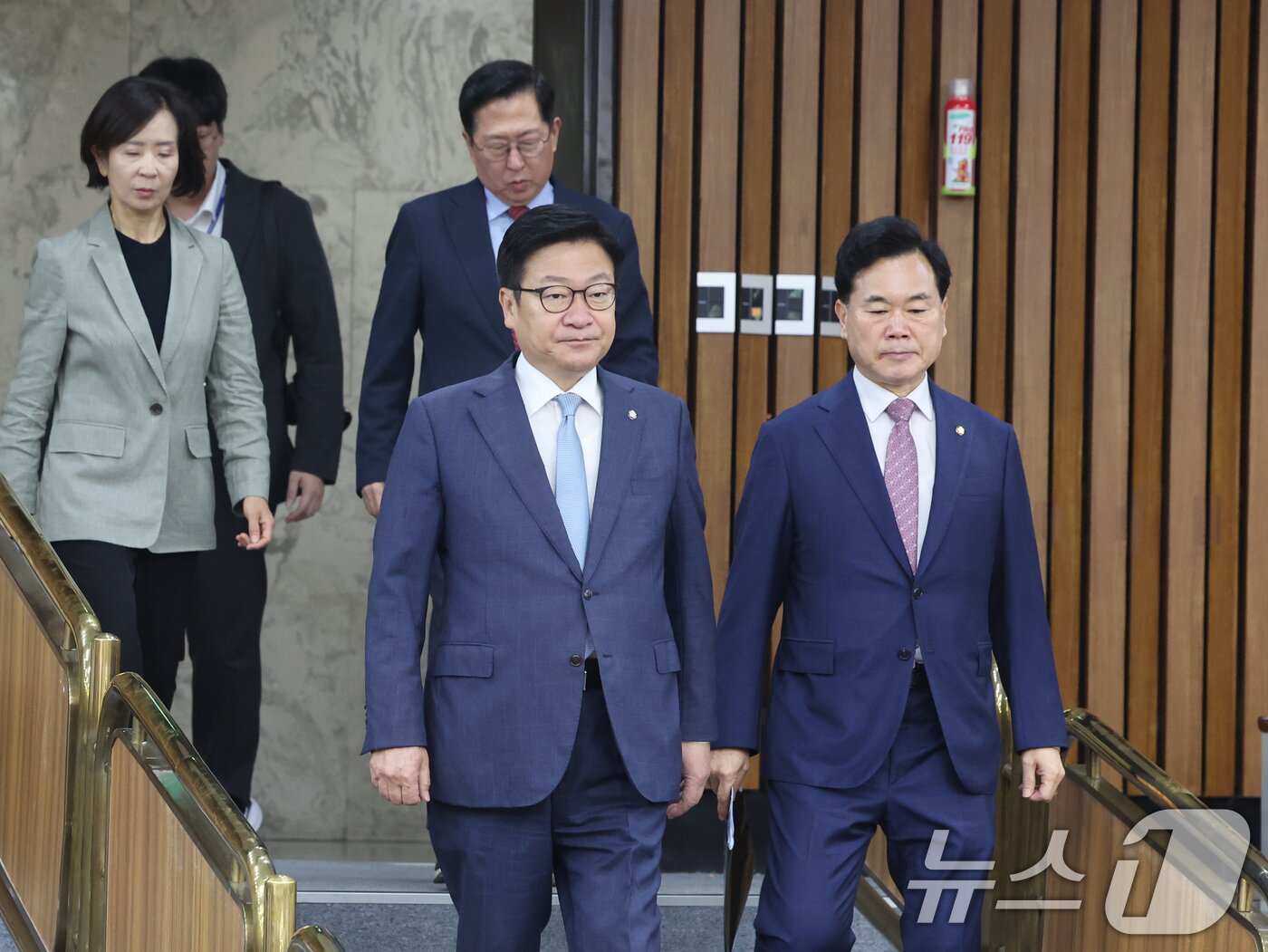 본문 이미지 - 정점식 국민의힘 원내대표가 3일 오전 서울 여의도 국회에서 열린 원내대책회의에 참석하고 있다. 2026.7.3 ⓒ 뉴스1 황기선 기자