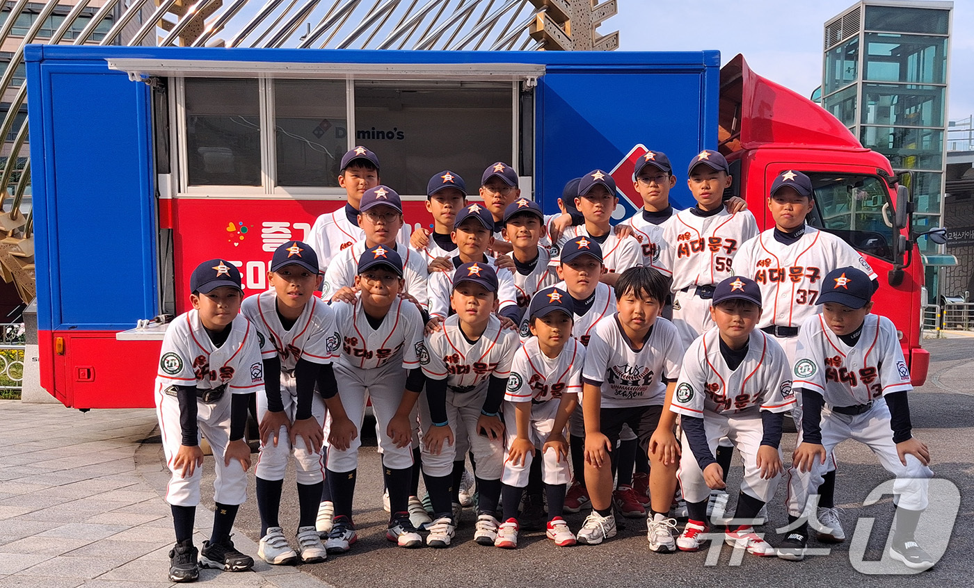 (서울=뉴스1) = 도미노피자가 지난 2일 서울 구로구 고척스카이돔에서 열린 '2026 신한은행 SOL KBO리그' LG 트윈스와 키움 히어로즈의 경기에서 ‘도미노피자 브랜드데이’ …