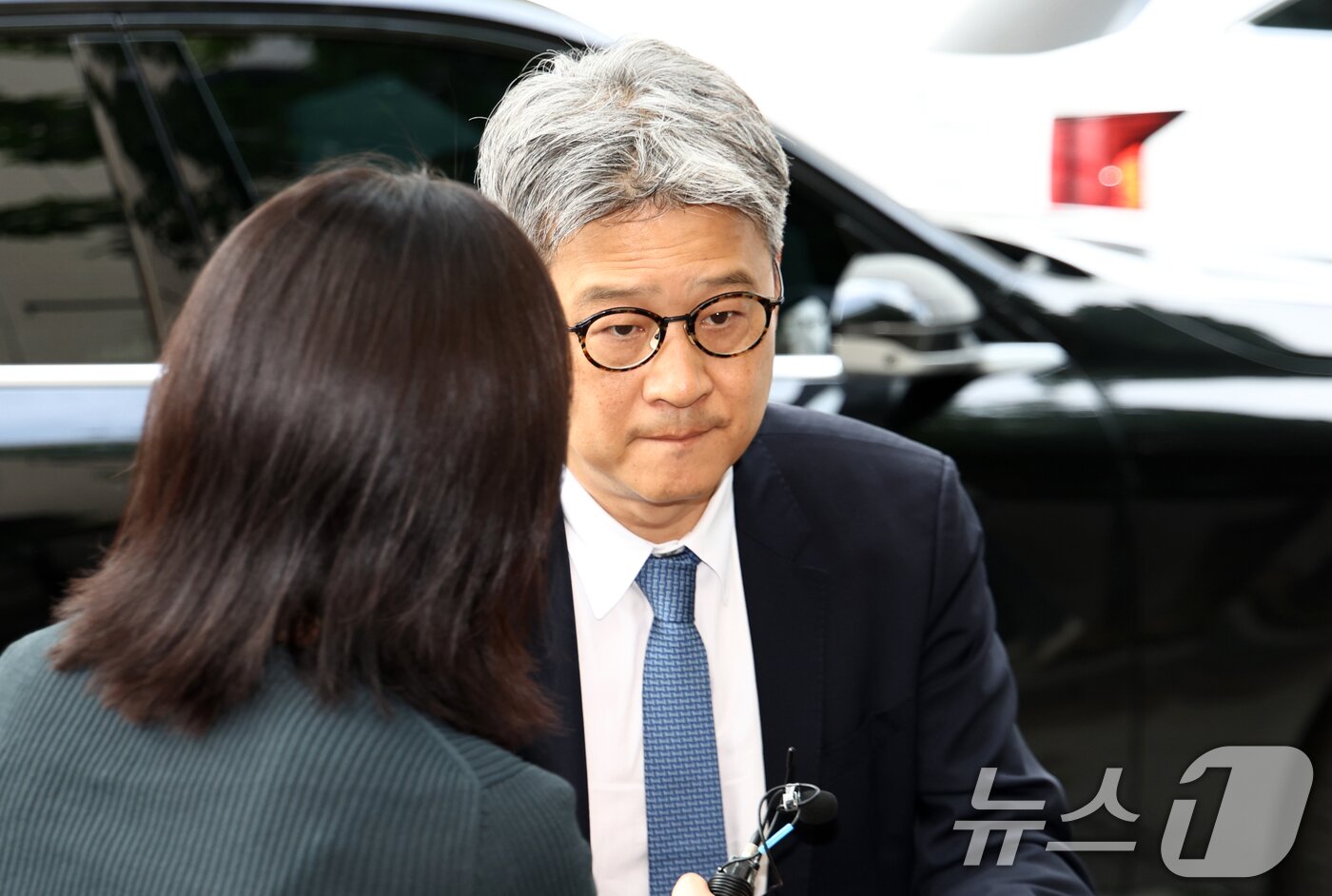 본문 이미지 - 김건희 여사 도이치모터스 주가조작 수사 무마 의혹을 받는 이창수 전 서울중앙지검장이 지난달 3일 오전 경기 과천시 2차 종합특검 사무실에 피의자 신분으로 출석하고 있다. 2026.7.3 ⓒ 뉴스1 최지환 기자