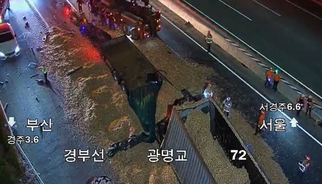 경주 경부고속도서 대형트럭 3대 잇따라 추돌…3명 사상